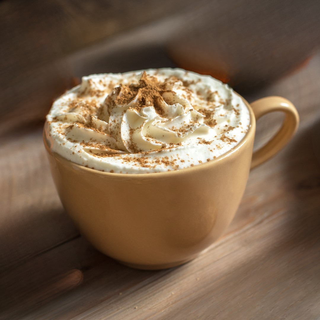Latte cremoso em copo alto na Brisa Café