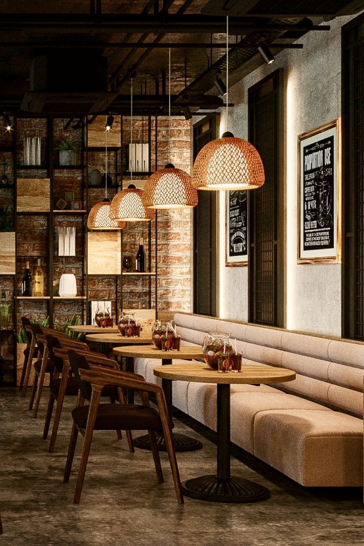 Interior da Brisa Café com iluminação aconchegante e mesas de madeira