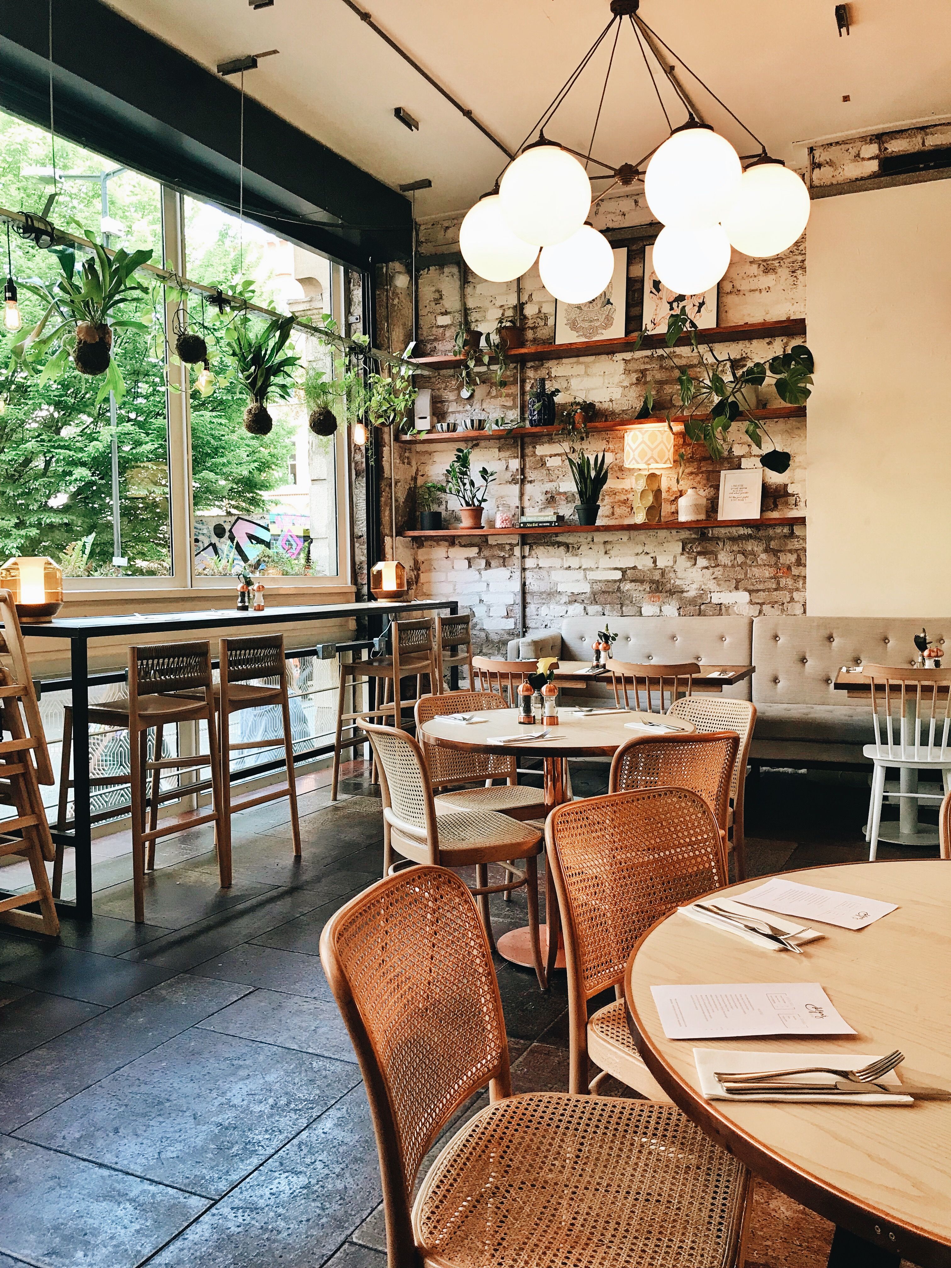Ambiente interno da Brisa Café com mesas de madeira